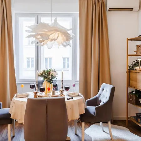 Aesthetic With Balcony 5min To Republic Square