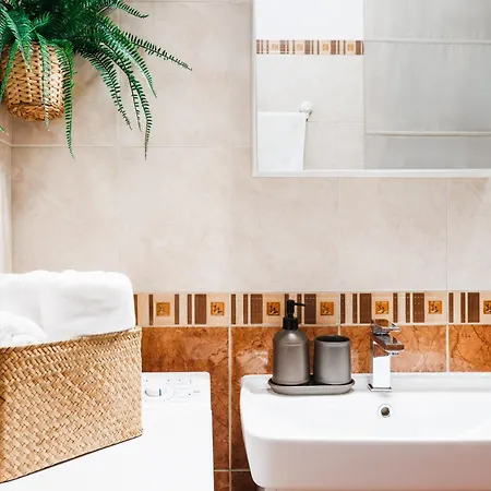 Aesthetic With Balcony 5min To Republic Square *